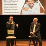 Edebiyat Öğretmeni Mehmet Aksoy ile Nebil Özgentürk sahnede Edebiyat Öğretmeni Mehmet Aksoy ile Nebil Özgentürk sahnede